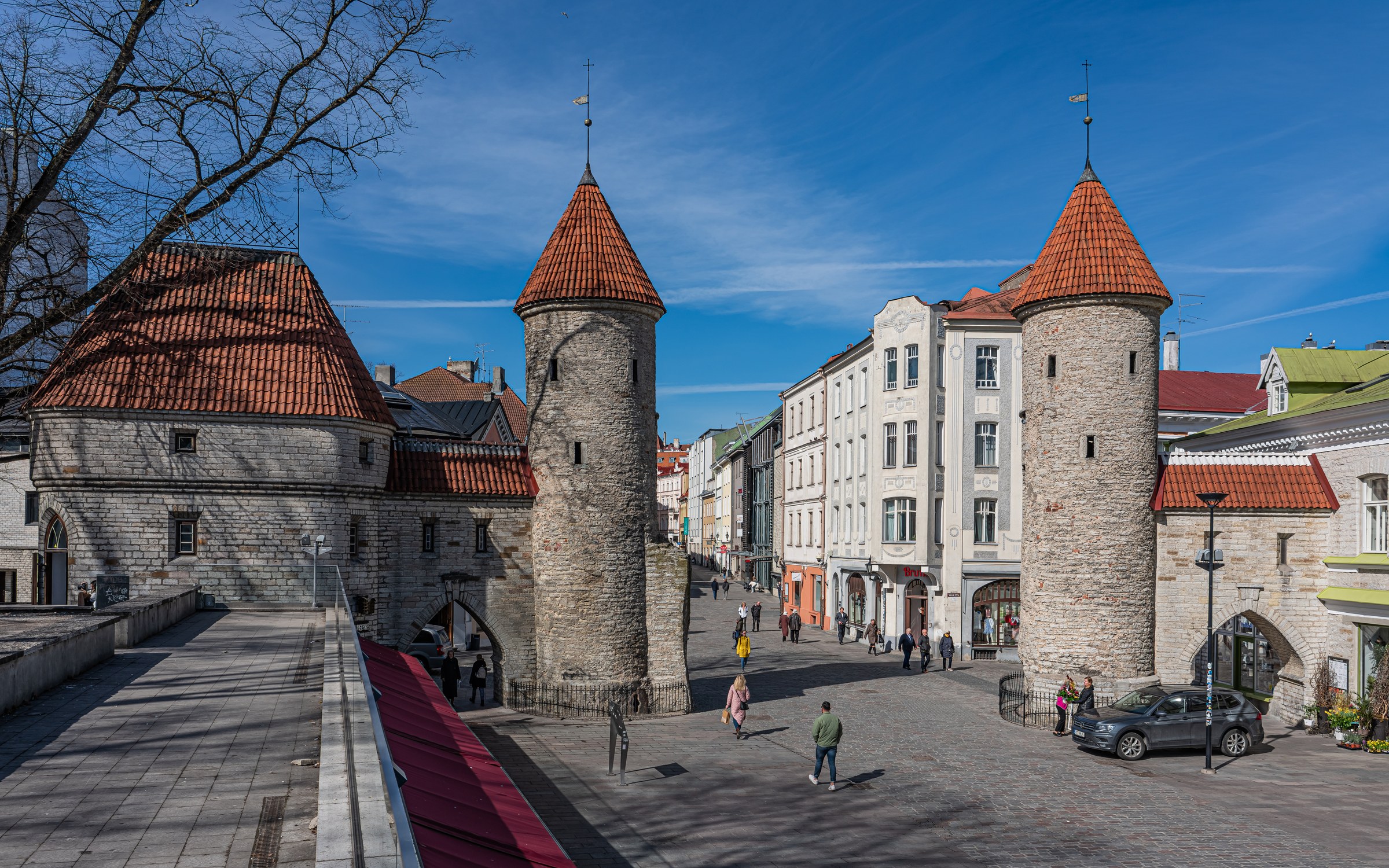 Tallinna vanalinna Viru värav päikesepaistelisel päeval